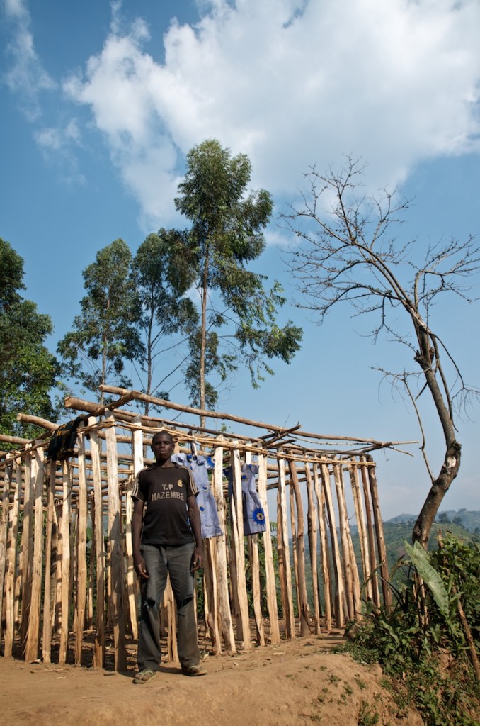 After fleeing violence for several months, Biringiro rebuild a home for his family in his native village of Bibotobolo. Their house has been destroyed during interethnic violences in November 2012. Bibotobolo, Masisi territory, June 2013.